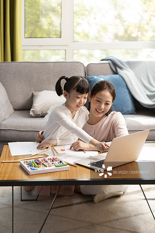 年轻母女俩在家画画图片素材