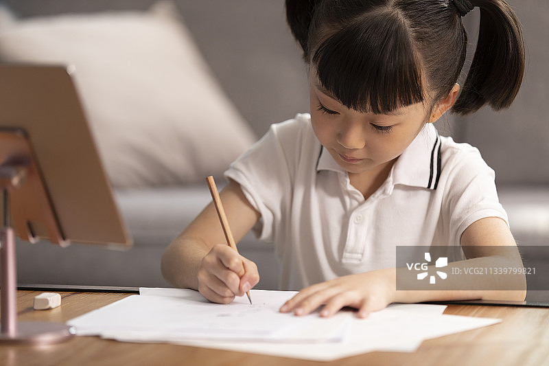 小女孩在家上网课图片素材