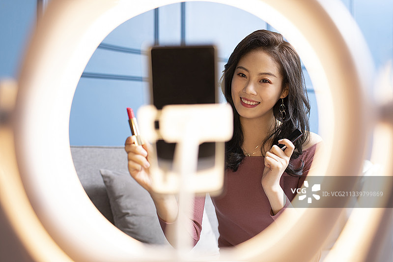 年轻女子在家直播卖化妆品图片素材