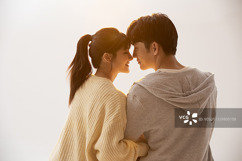 幸福年轻情侣的背影图片素材