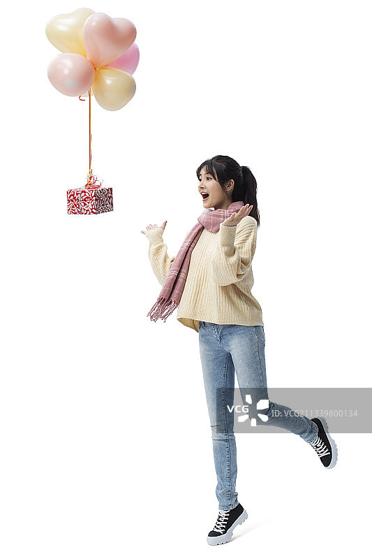 兴奋的年轻女子收到礼物图片素材