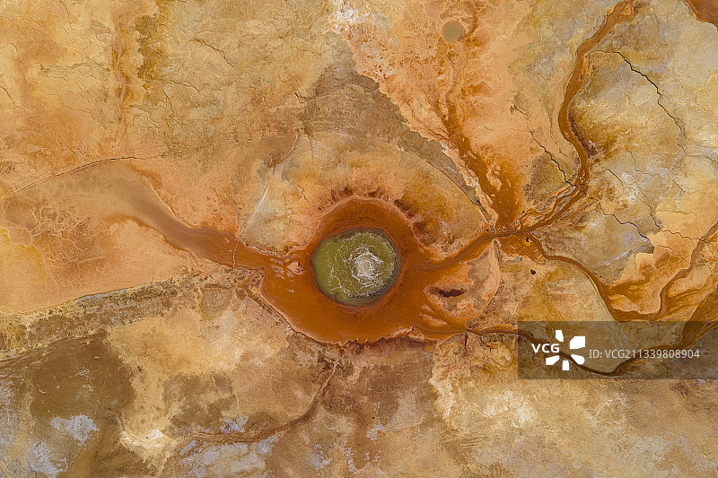 中国青海海西茫崖艾肯泉魔鬼之眼无人机航拍图片素材