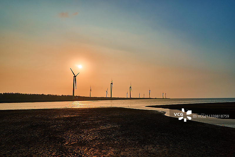 高美湿地夕阳风力发电风车图片素材