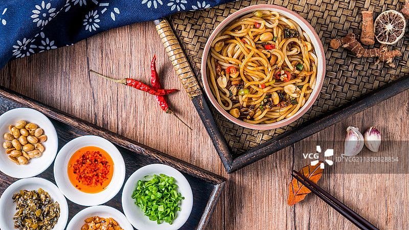 放在木桌上的一碗江西南昌美食南昌拌粉图片素材