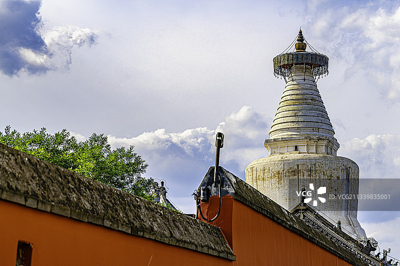北京西四妙应白塔寺，雨后天空放晴，风起云散图片素材