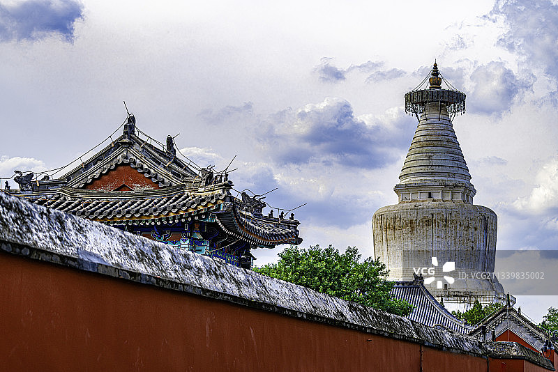 北京西四妙应白塔寺，雨后天空放晴，风起云散图片素材