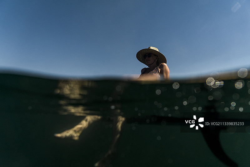 年轻孕妇在俄勒冈州胡德山附近高山湖游泳图片素材