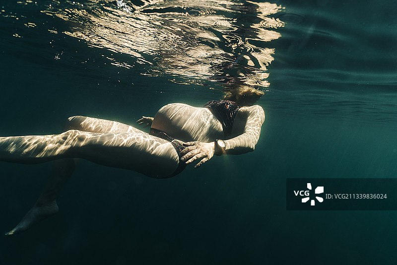 年轻孕妇在俄勒冈州胡德山附近高山湖游泳图片素材