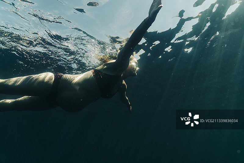 年轻孕妇在俄勒冈州胡德山附近高山湖游泳图片素材