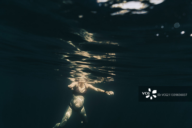 年轻孕妇在俄勒冈州胡德山附近高山湖游泳图片素材