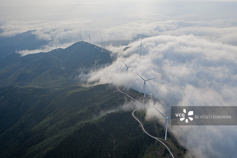 云海中的风力发电厂站图片素材