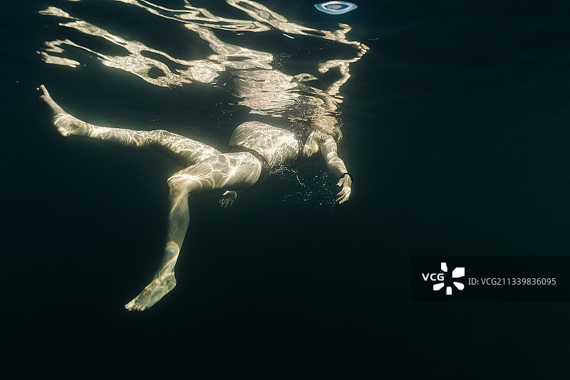 年轻孕妇在俄勒冈州胡德山附近高山湖游泳图片素材