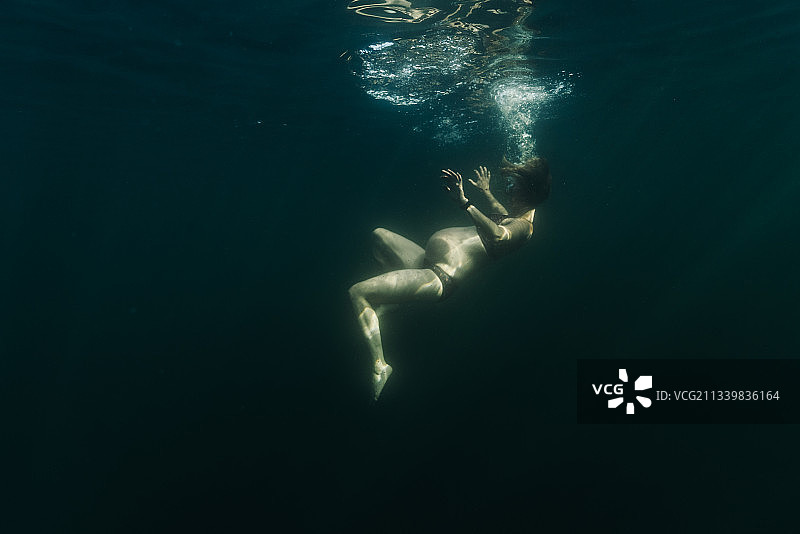 年轻孕妇在俄勒冈州胡德山附近高山湖游泳图片素材