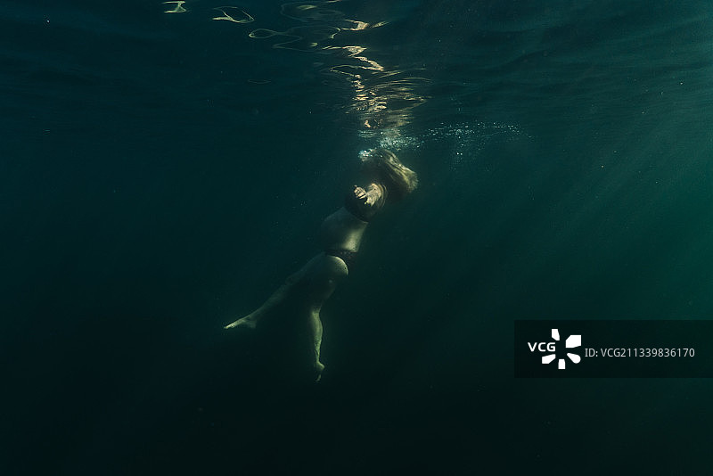 年轻孕妇在俄勒冈州胡德山附近高山湖游泳图片素材