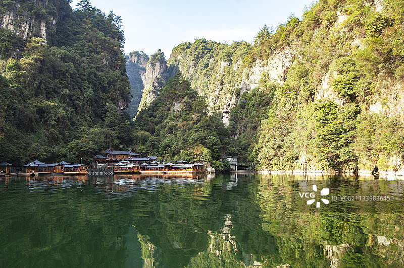 张家界宝峰湖树岩石倒影图片素材