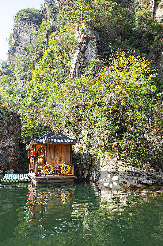 张家界宝峰湖树岩石倒影图片素材