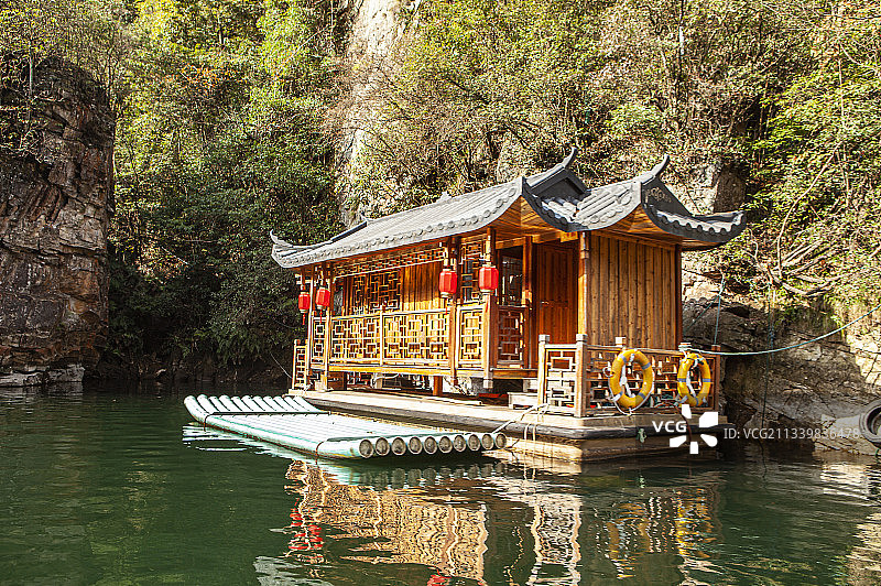 张家界宝峰湖树岩石倒影图片素材