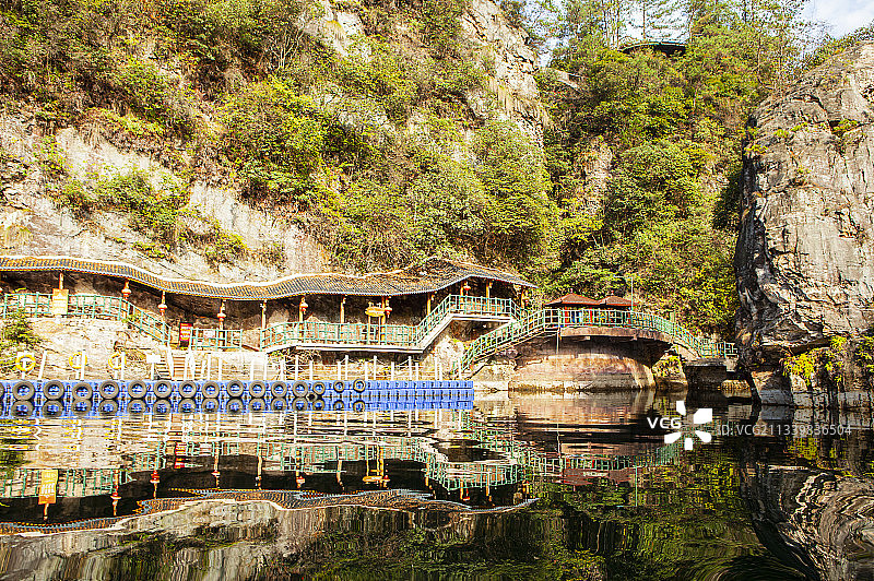 张家界宝峰湖树岩石倒影图片素材