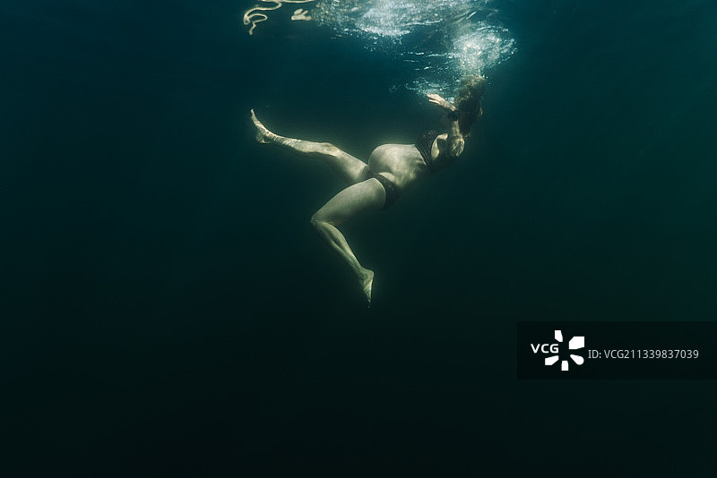 年轻孕妇在俄勒冈州胡德山附近高山湖游泳图片素材