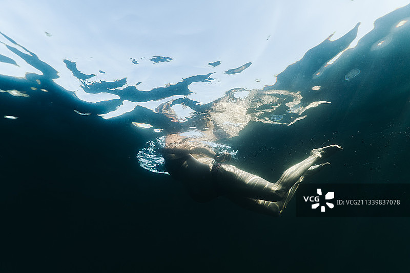 年轻孕妇在俄勒冈州胡德山附近高山湖游泳图片素材