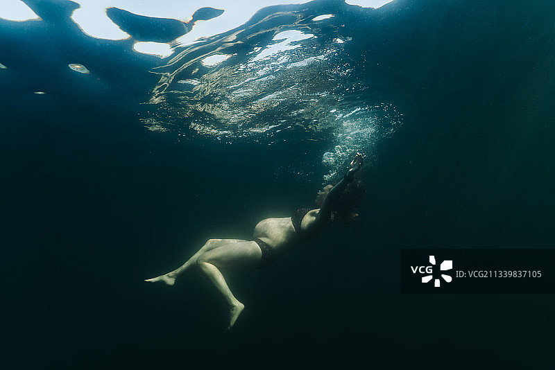 年轻孕妇在俄勒冈州胡德山附近高山湖游泳图片素材