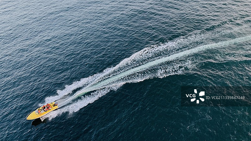 风驰电掣图片素材