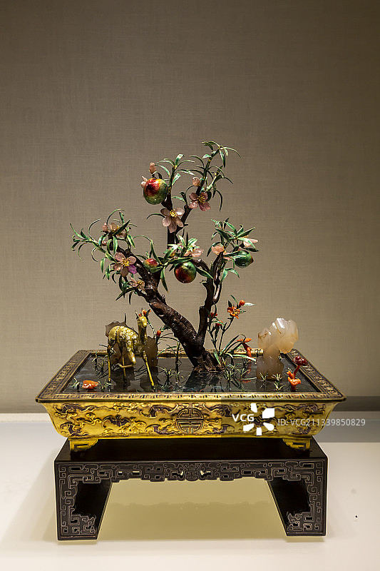 北京故宫珍宝馆文物：金长方盆玉石珐琅桃鹿盆景（清）图片素材