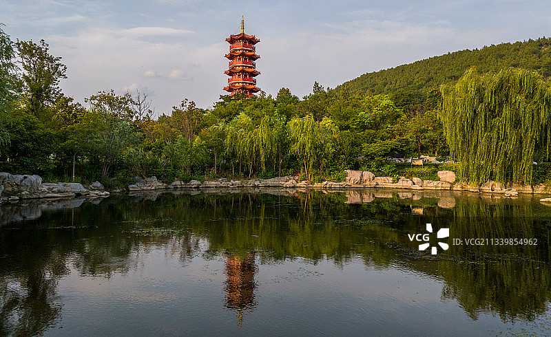 中国江苏省徐州市的金山塔，又名苏公塔，云龙湖新八景之一图片素材