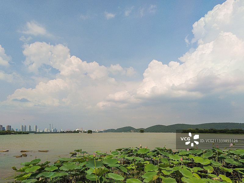 徐州云龙湖风景区位于徐州市区南部，以云龙山水自然景观为特色图片素材