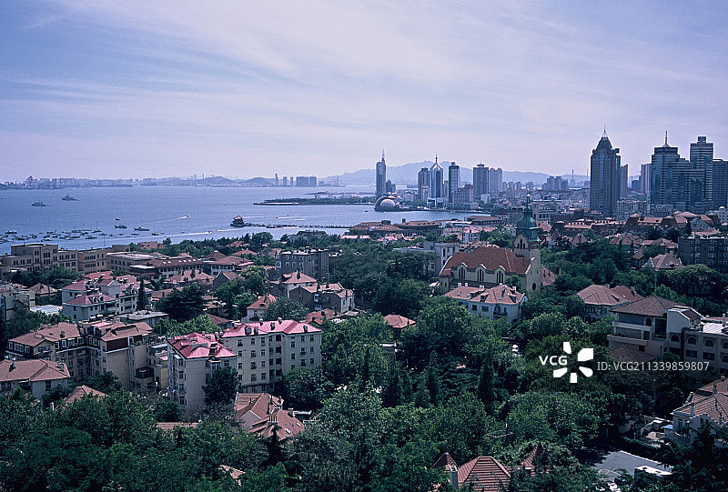 海滨城市青岛风景美丽山海相连古老的城堡教堂建筑与现代大厦融合图片素材