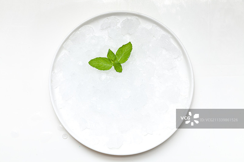 白色的餐盘里装满了冰冷的冰块图片素材