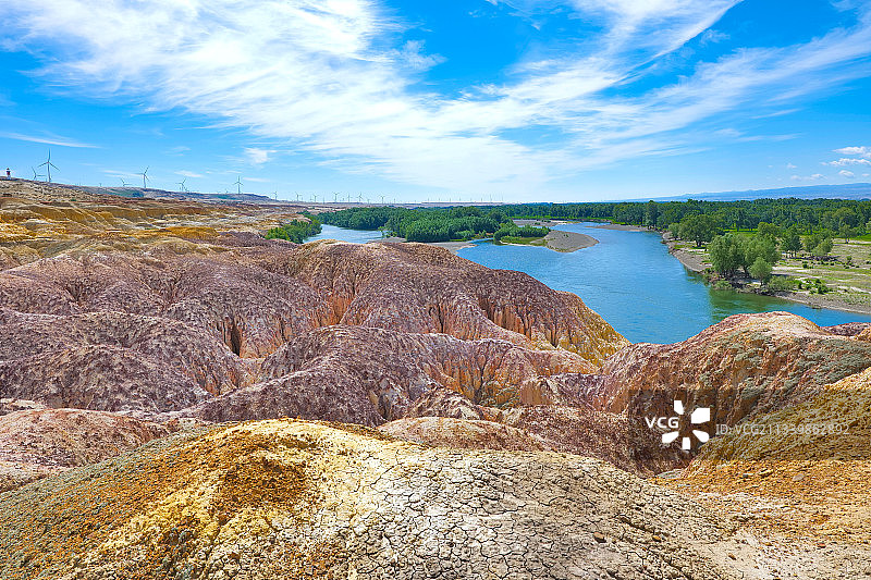新疆阿勒泰布尔津的五彩滩和额尔齐斯河图片素材