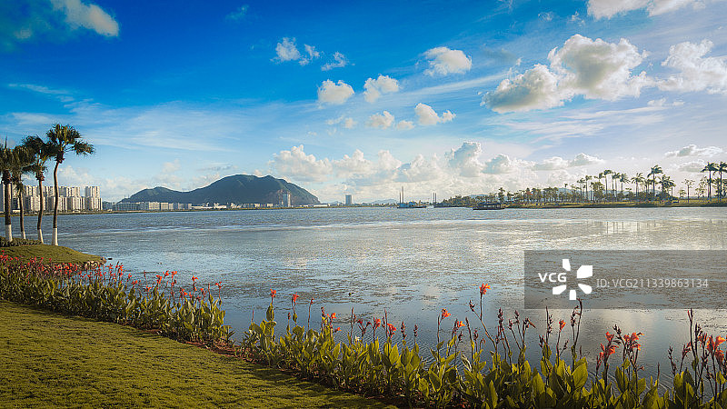 多云的天空衬托着海滨城市的景色图片素材
