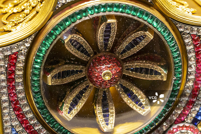 北京故宫珍宝馆文物：铜镀金嵌料石转花钟局部（英国，18世纪）图片素材