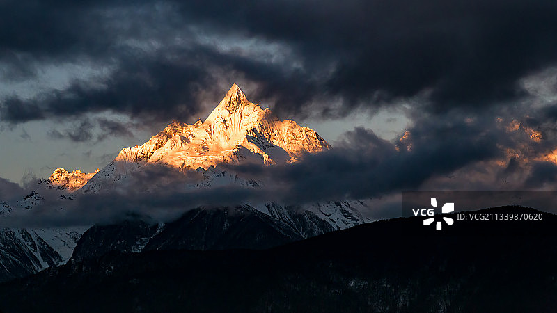 苏醒的卡瓦格博图片素材