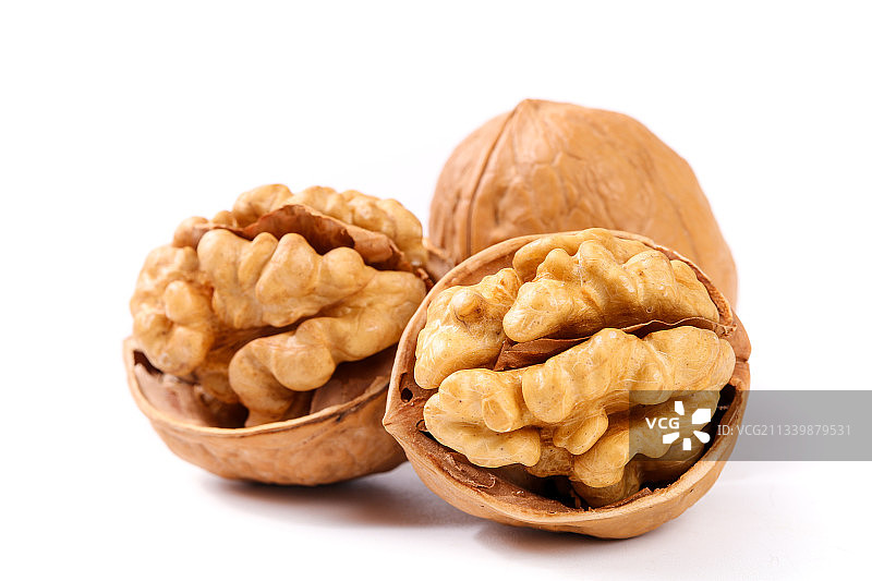 白底上放着剥皮的核桃图片素材