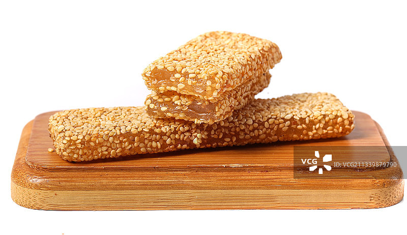 木盒上放着牛筋糖图片素材