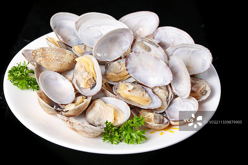 黑底上放着一碗张开的花甲图片素材