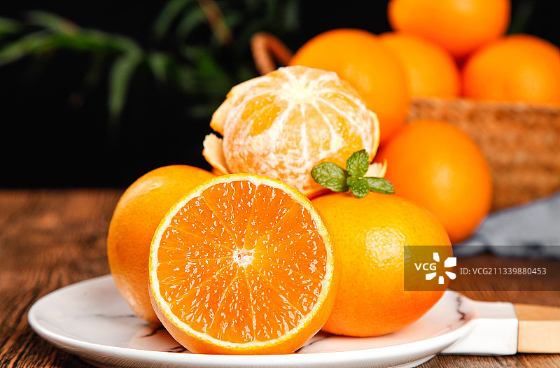 碟子里放着橙子图片素材