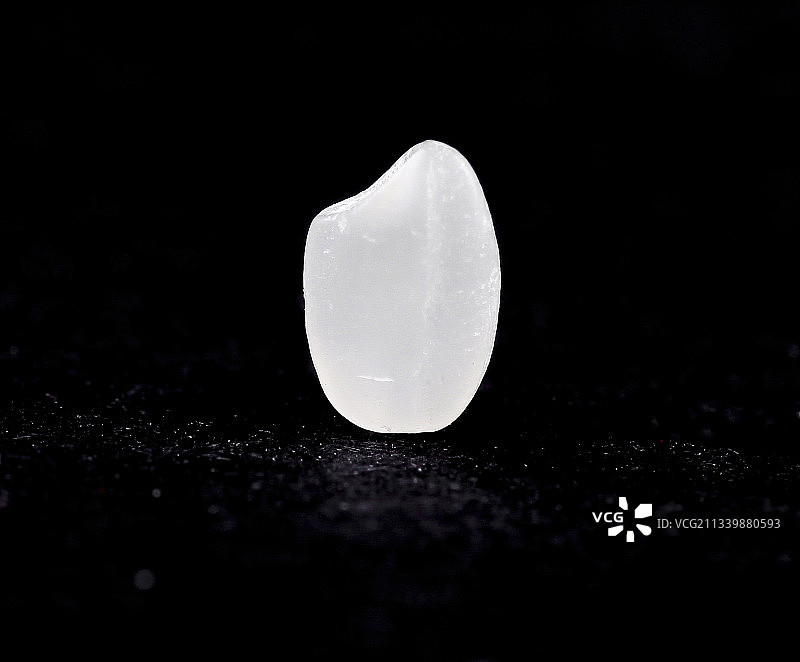 黑底上摆放着香米图片素材