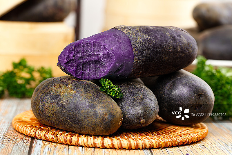 竹底上的青海黑土豆图片素材