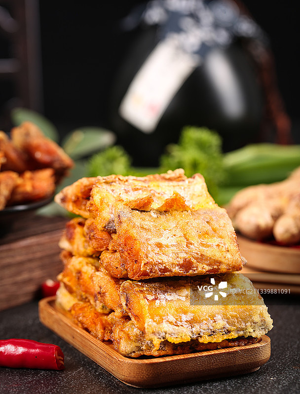 黑底上放着一盘油炸带鱼图片素材