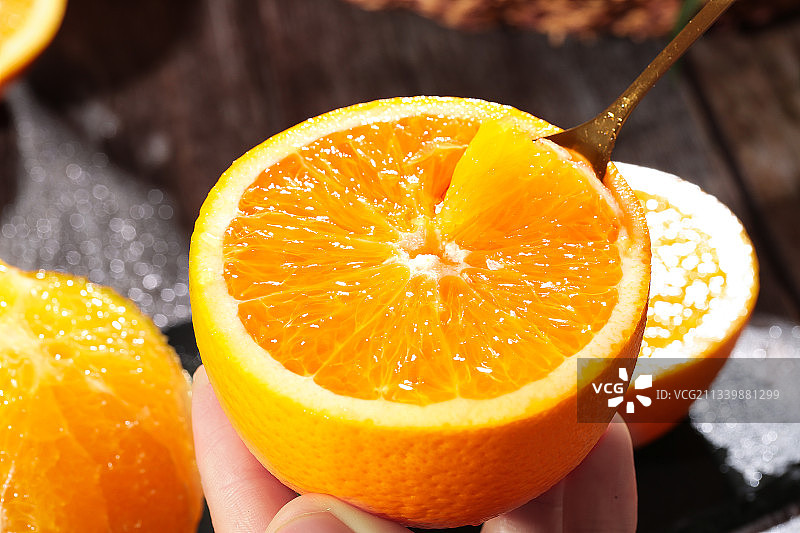 手里拿着橙子图片素材