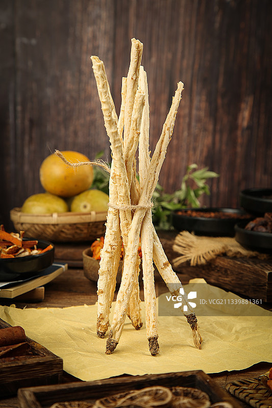 黄色纸上放着沙参图片素材