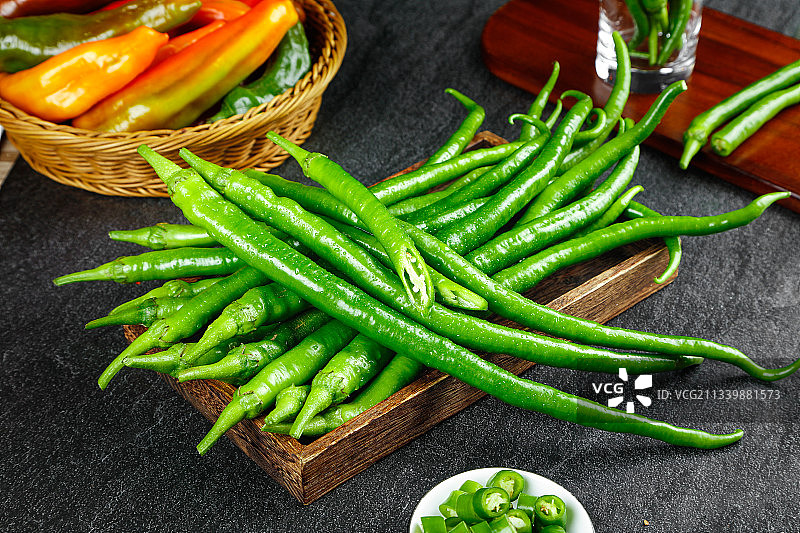 盘子里放着线椒图片素材