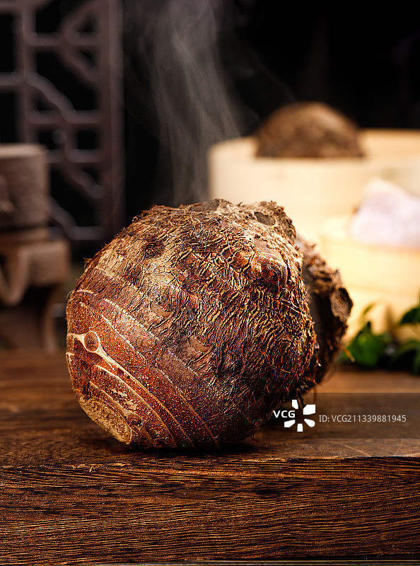 深底上放着芋头图片素材