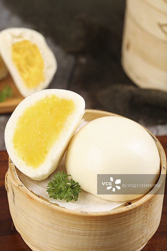 蒸笼里放着奶黄包图片素材