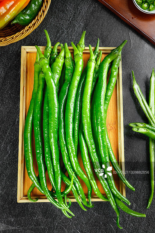 盘子里放着线椒图片素材