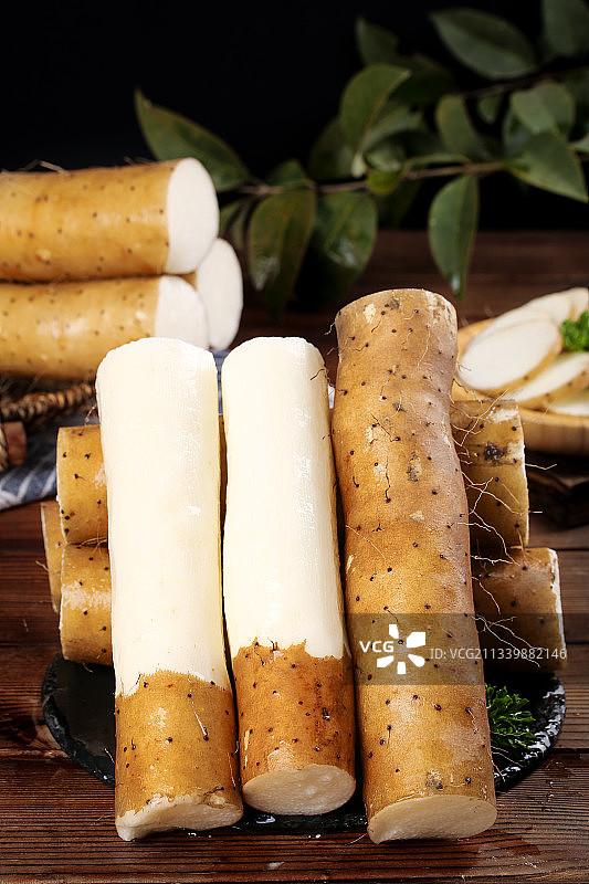 黑石板上的高山山药图片素材