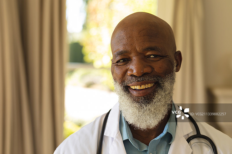 微笑的年长非洲裔美国男医生的肖像穿着实验服图片素材